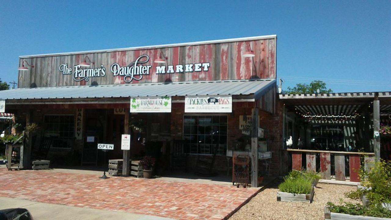 This Small Tennessee Restaurant Draws Long Lines Just Three Days a Week — Here’s Why