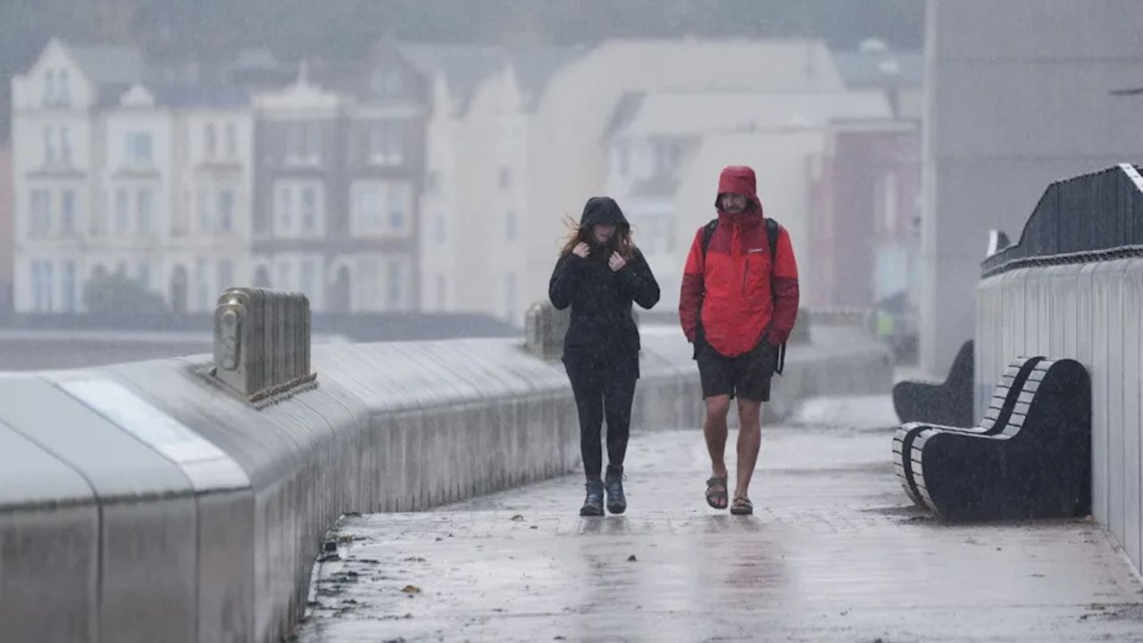 Chicago Weather Shift: Spring Warmth Fades as Colder Air and Snow Chances Return