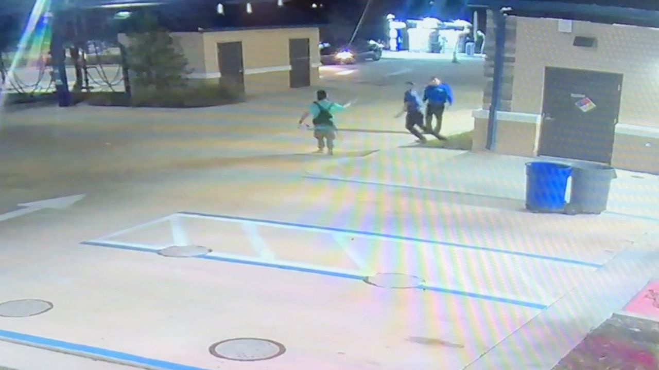 Teen MMA Trainee Subdues Ax-Wielding Suspect During Confrontation at Florida Car Wash