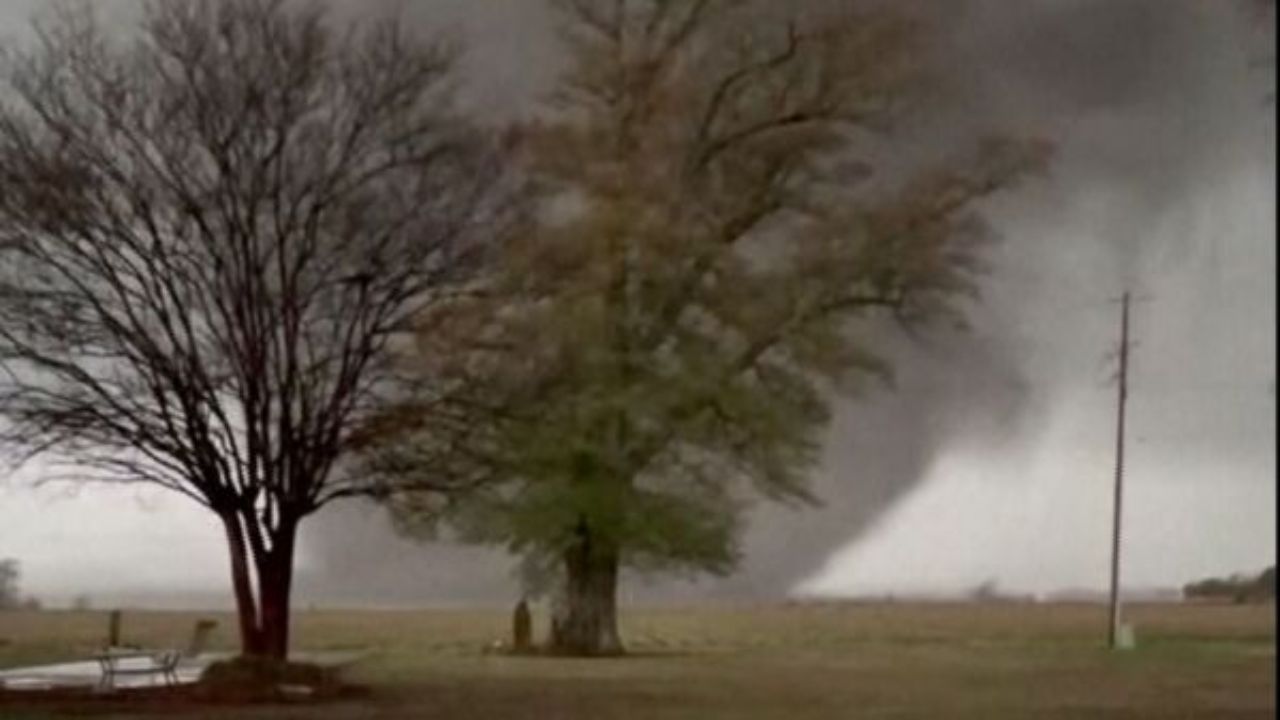 Day 6 of Deadly Storm Outbreak Tornadoes and Power Outages Strike Central U.S., At Least 1 Dead