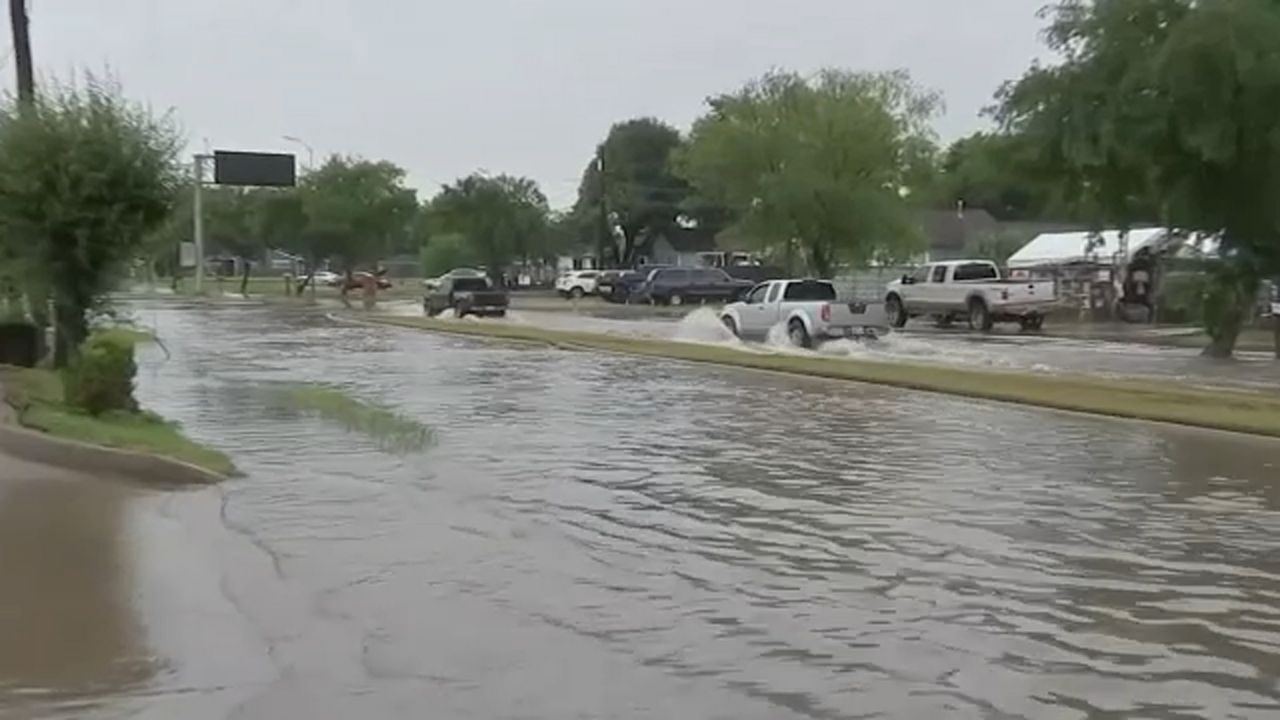 Houston Weather Alert Morning Commute Threat as Heavy Rain and Street Flooding Hit SE Texas