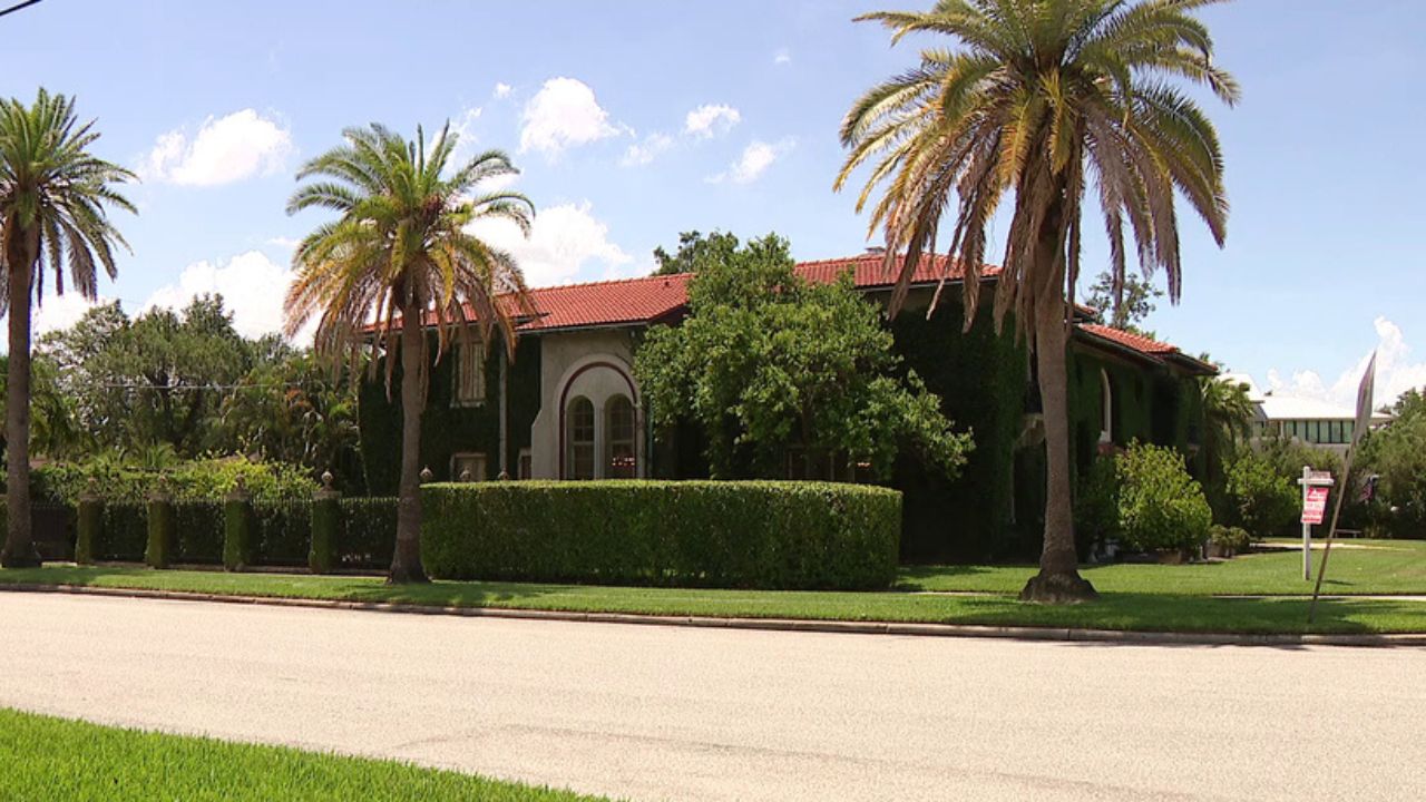 Hidden 1925 “Castle” in Tampa Hits Market for $4.65 Million—and Locals Are Stunned