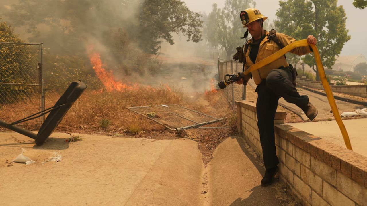 Smoke Advisory Issued As Southern California Brush Fires Burn