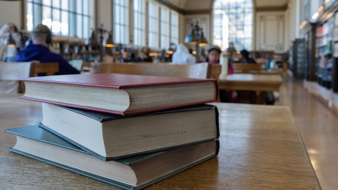 UC Berkeley Professors Scale Back Reading Assignments Amid Literacy Crisis
